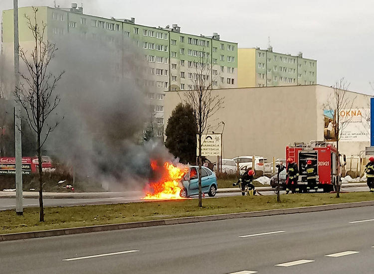 Pożar samochodu na ul. Inflanckiej 1 50007 7aebe3114c89480d3c4ff48ad693a93f