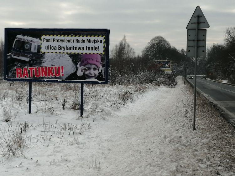 Ulica tonie w błocie. Mieszkańcy chwytają się nawet bilbordu 1 50494 601f46eaba4a1c8eed2daf1ac52c487d