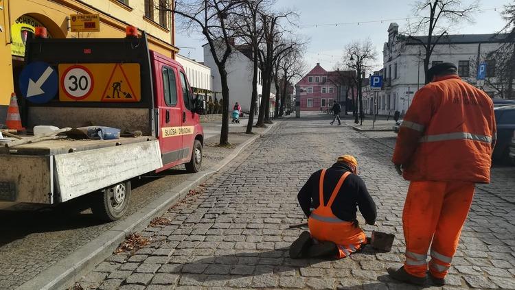 Wiosenna tradycja w Sieradzu. Służby wymieniają kostkę na starówce 2 50982 383a2128bce0471b4a1107e8a7fc5176