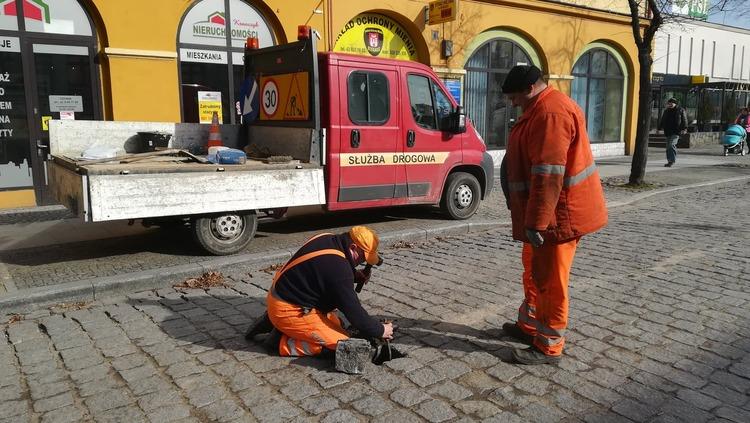 Wiosenna tradycja w Sieradzu. Służby wymieniają kostkę na starówce 1 50982 608318b2515105164132dc2410bfab72
