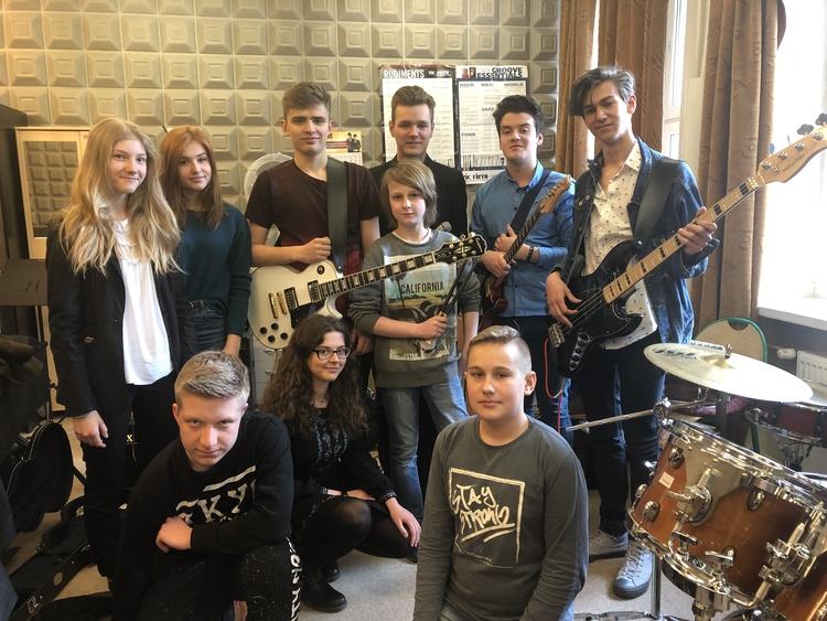 Uczniowie pomagają swojej nauczycielce. Specjalny koncert w Art Inkubatorze 1 51076 be940d901be09eb4ea601e2da1ae6a49