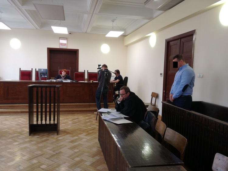 Ukradli złoto i pieniądze z zaparkowanego samochodu. Ruszył proces przed łódzkim sądem 1 51232 3e2583d969f69af8c85ad3a8117cbb09