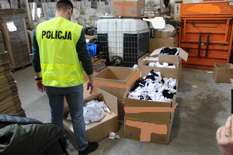Policjanci z Wieruszowa przejęli prawie 3,5 tysiąca podrabianych skarpetek 1 51436 3bc19cc16422ec02de2878b61d758067