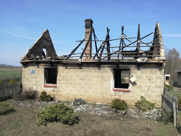 Powiat sieradzki - pożar pozbawił domu rodzinę z czworgiem dzieci 1 51799 46a728d8052b2227f52a0115b9c19824