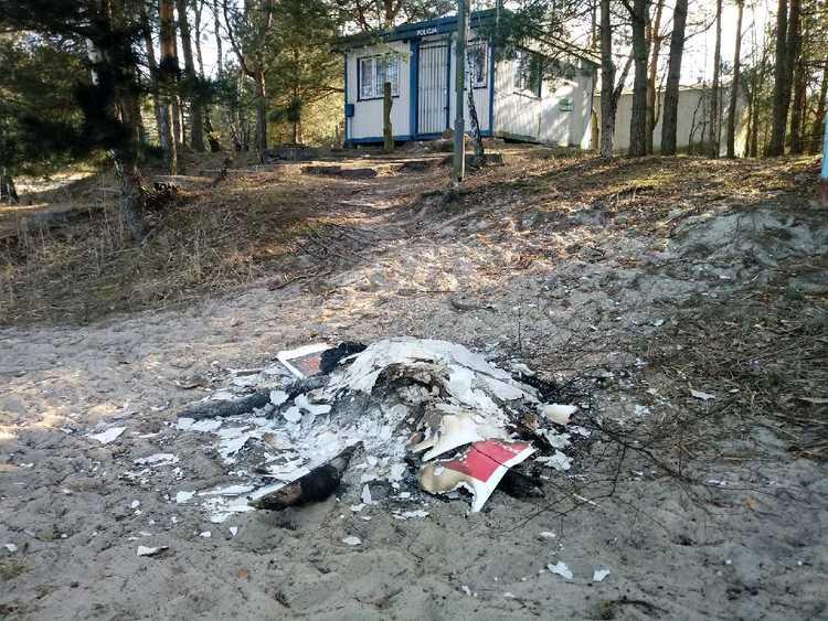 Ktoś rozpalił ognisko przed komisariatem nad Zalewem Sulejowskim i zostawił je bez opieki 4 51894 80bb0a62c9144de75d395a3a92492d9d