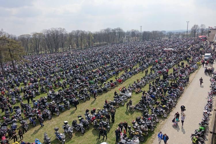 Tysiące motocyklistów zjechało do Częstochowy. Modlitwą zainaugurowali sezon 1 52005 914e45849c44e2fef555b3da3f8a05a0