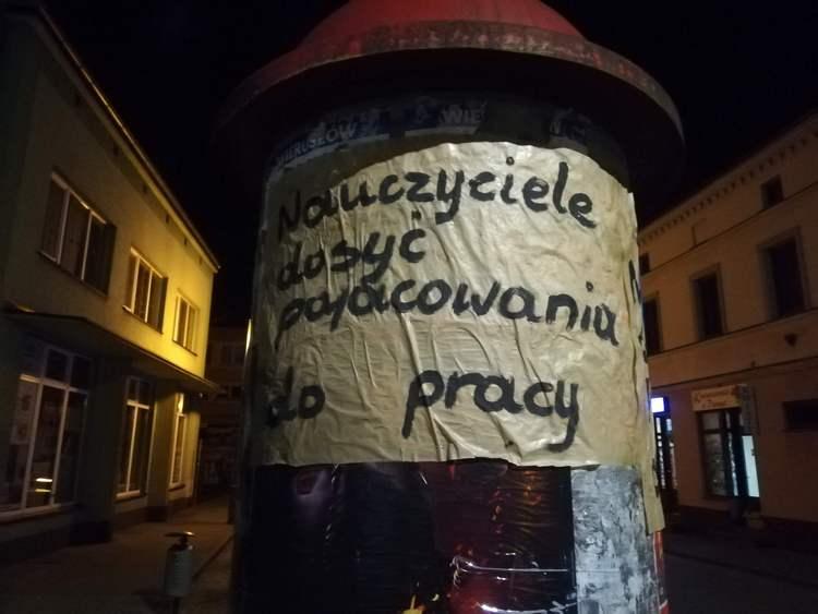 Wieruszów: plakatowa akcja przeciwników strajku nauczycieli 1 52261 9b99d001f6434bc4cc81427c953c66f2