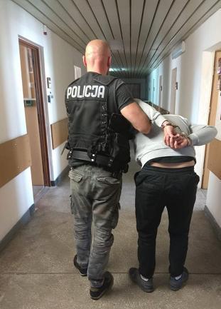 Był ścigany 5 listami gończymi. Policja znalazła go za wersalką w sieradzkim mieszkaniu 2 52484 5618f89c7b725c45b2c4d955abf6bbc6