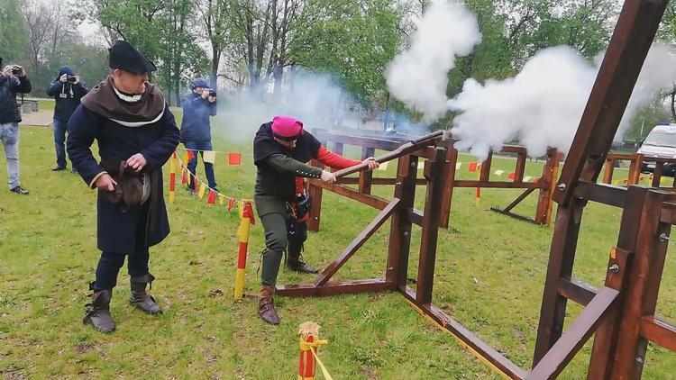 Wystrzały i pokazy walk na sieradzkim Wzgórzu Zamkowym 1 52525 b1d33a218d3fe0505153b0cde28ea728
