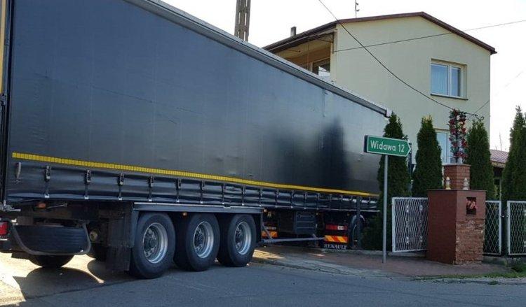 Rowerzystki wjechały pod ciężarówkę. Gdyby nie przytomność kierowcy, mogło dojść do tragedii 2 52635 0d6a63da139dc1ebb98b723b489eb563