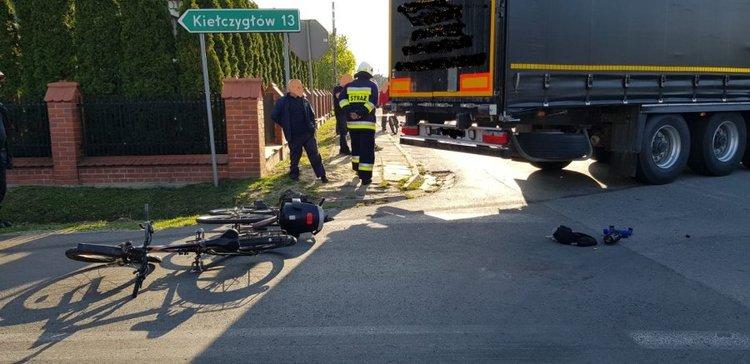 Rowerzystki wjechały pod ciężarówkę. Gdyby nie przytomność kierowcy, mogło dojść do tragedii 1 52635 2cadf5c3852505e634343cb9d721bc87