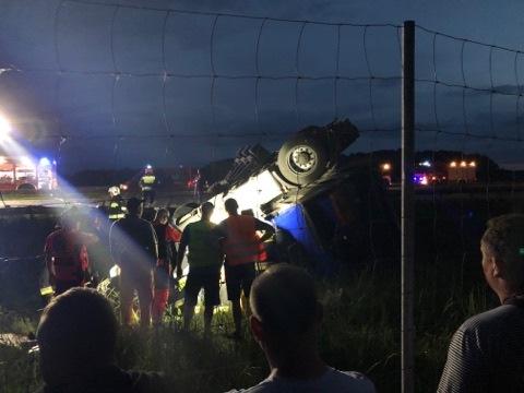 Samochód ciężarowy wywrócił się na A2 i zablokował pas 1 53056 12229027455487e2dd489d5b97b4714c
