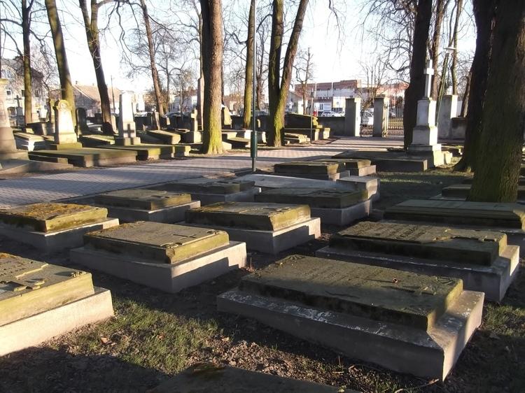 Rozbój na cmentarzu w gminie Błaszki. Sprawca aresztowany na 3 miesiące 1 53238 989600ddb9877108a223e5ae56ab01d9