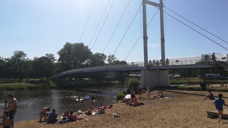 Pełno ludzi na sieradzkiej plaży. Również przyjezdnych 1 53543 cc6ddfdc1fc196cdb45a6aaca370b24f