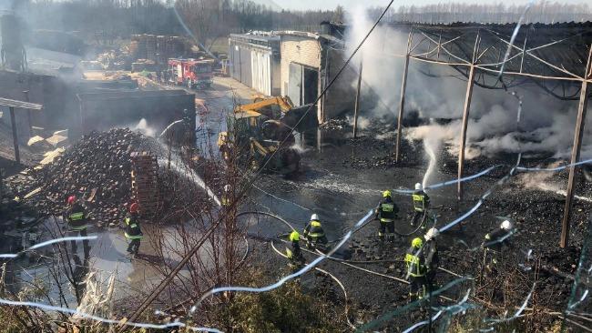 Doszczętnie spłonęła rodzinna fabryka palet. Trwa zbiórka 1 60297 0cd499e6c819ca74730b6a024063cee9