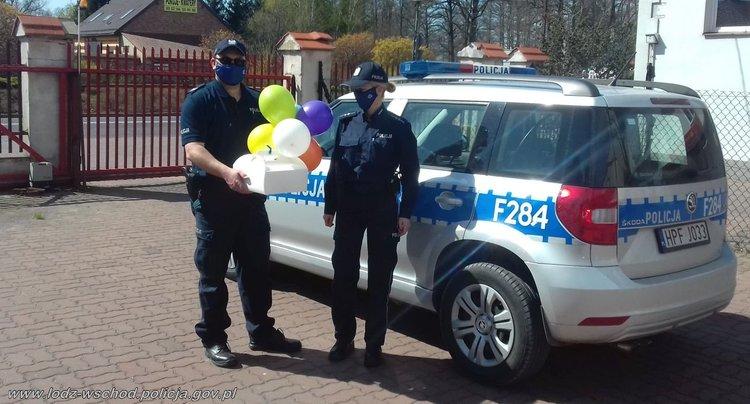 Urodzinowy tort dla dziewczynki przebywającej na kwarantannie dostarczony przez policjantów 1 60584 8bbf3118c60d54b103646fa5aa05e03f