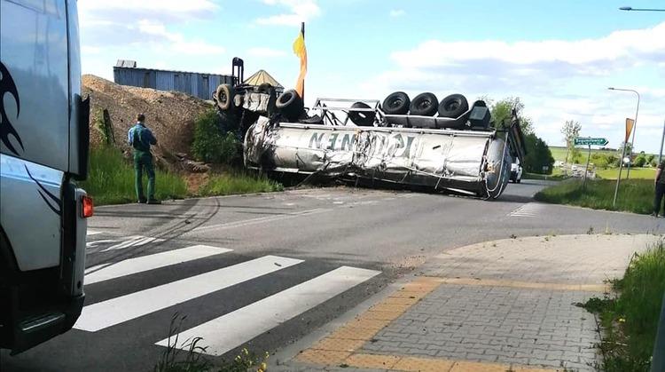 Na trasie Łask - Częstochowa przewróciła się ciężarówka 1 61328 3b796d32857a16d3e9e1dfeef35045d5