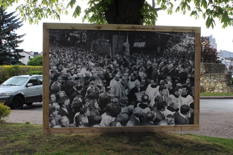 Czarno-białe, wielkoformatowe fotografie pojawiły się w Wieluniu 1 61342 7ef730177c225dc986839f0fcb63871b
