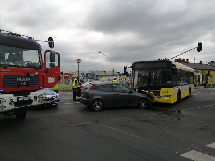 Poszkodowane niemowlę po zderzeniu autobusu i samochodu osobowego w Sieradzu 1 62185 a74055e6fb66c7fb83b0fec1ef513e6f