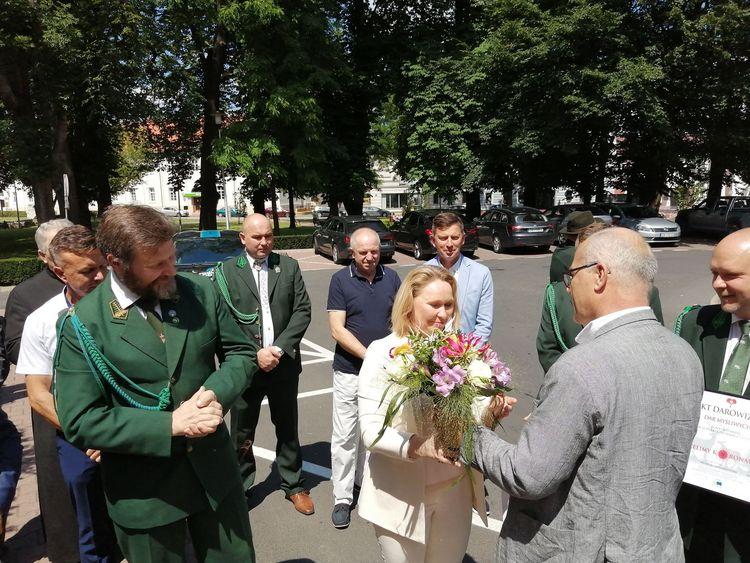 Wieluńscy łowczy przekazali starostwu auto do mobilnych badań 1 62407 7e929ab26c9f72ef0bef7911717409a1