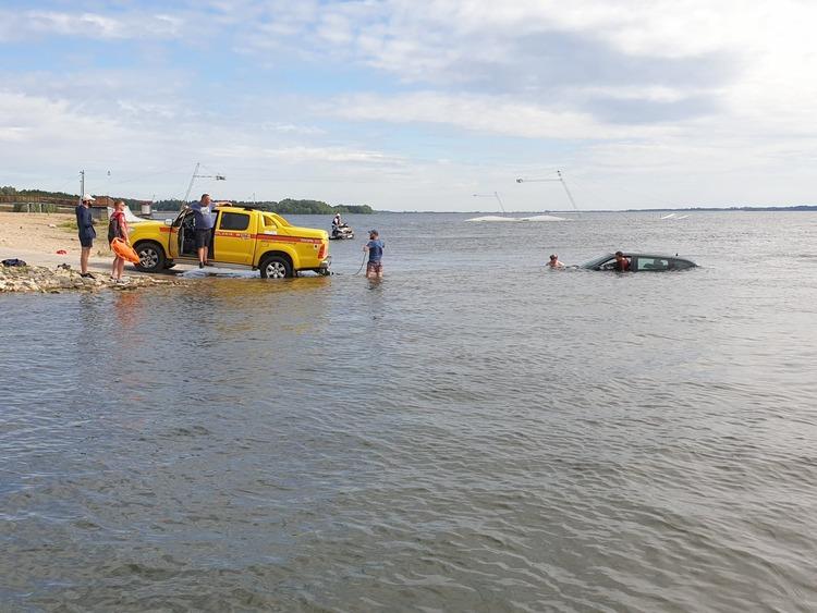 Auto w wodzie i poszukiwania windsurfera. Pracowita niedziela na Jeziorsku 1 62424 280238c7fb43c4c7efc571ac47ef9935