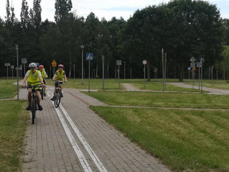 Akcja bezpieczne wakacje. MOSiR uczy najmłodszych rowerzystów zasad jazdy 1 62455 a9e1d92ddd7292cc0d5bed954a27793e