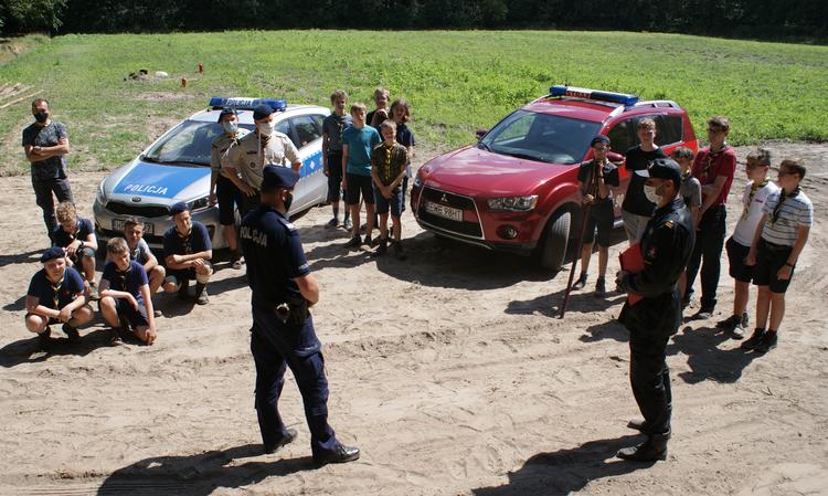 Wieruszowscy policjanci sprawdzają harcerskie obozowiska 1 62940 603c176c43e66689f35f1acbfd0bf81b