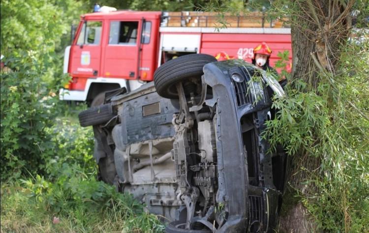 Groźny wypadek pod Kutnem. Samochód uderzył w drzewo 1 63204 923cea1f2079257ff87929dde5218740