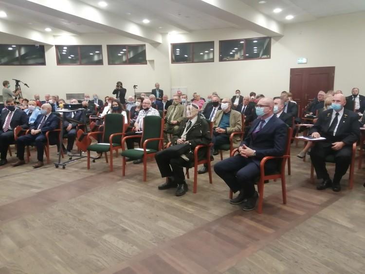 Złożenie kwiatów w Łodzi pod pamiątkowymi tablicami w 40. rocznicę powstania Solidarności 3 63657 9c8b60351b931cfb2c4ceef72ff45094