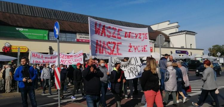 Mniejsze targowisko i ograniczony asortyment "przy hali" w Piotrkowie 2 64329 be027131fb21711cce9407bf7167b964