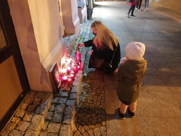 Spacerowy protest w Skierniewicach przeciw zaostrzeniu prawa aborcyjnego 3 64867 f13cb132685a5a8a6c9e41571046e45e