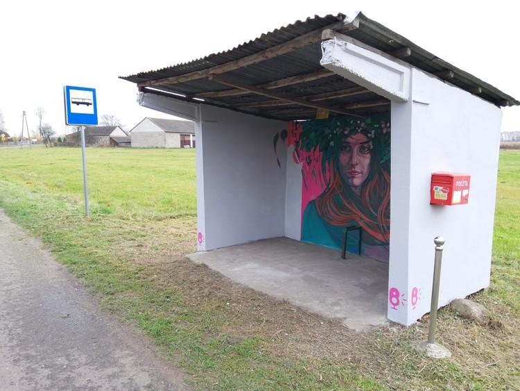 Powiat poddębicki: Przystankowa galeria dzieł wielkich mistrzów 1 65459 b7a029a9a9416c791ee3a5fc133c9281