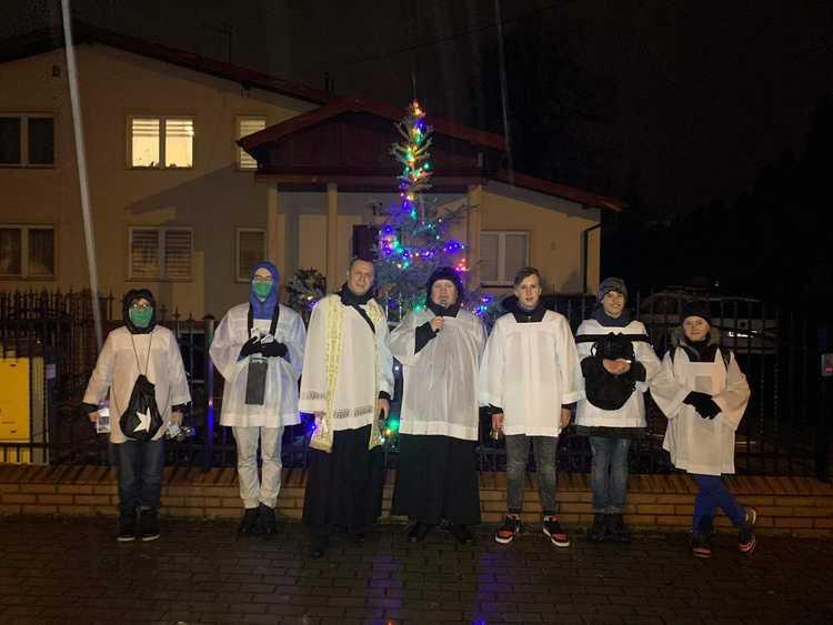 Nietypowa kolęda. Z wizytą duszpasterską bez wchodzenia do domów wiernych 1 66688 7099800711f1df901478a8a67a1ff175