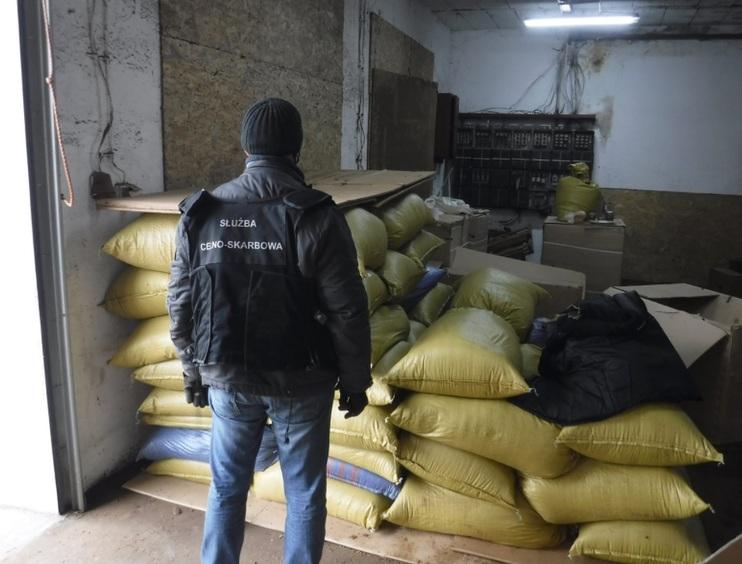 Produkowali papierosy na łódzkim Widzewie. Zostali zatrzymani, zabezpieczono towar za 2,4 mln zł 1 68349 30e9183fb4f46ac3642e1476da9e6673