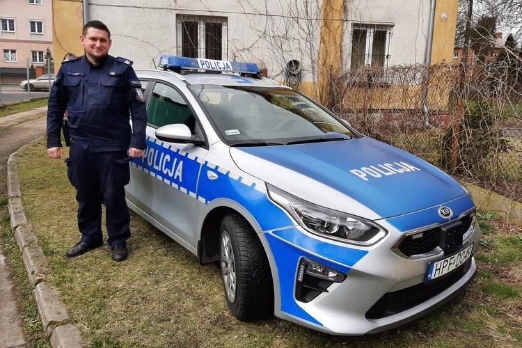 Policjant ugasił palący się samochód nauki jazdy 1 68757 966d7ec565e571b0846e0c3832ba1b0e