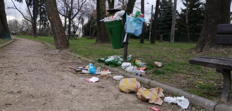Sterty śmieci w parku Belzackim w Piotrkowie Trybunalskim 1 68947 4d2b6d951d0089007c72a17cb8f7db80