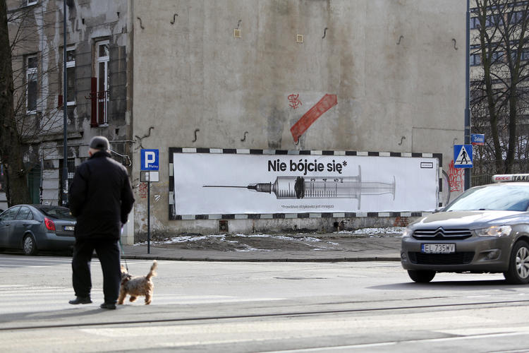 Bilboard na jednej z ulic w Łodzi zachęca do szczepień 1 69159 75edc1182251073d0422cf73786d657f