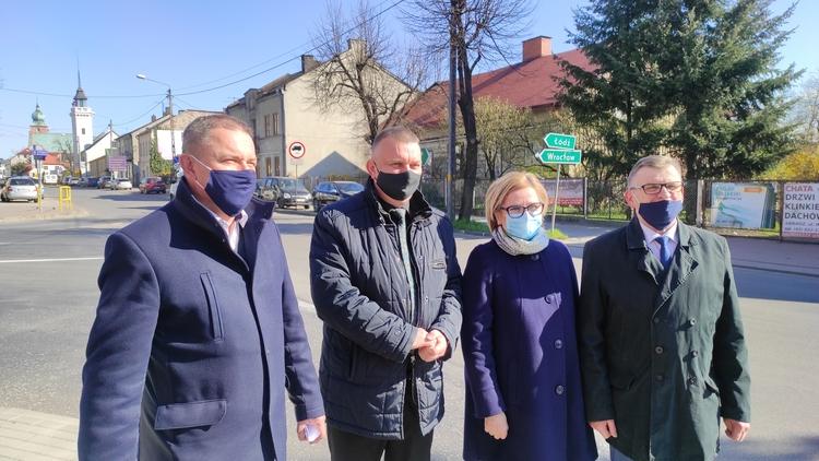 Fragment przebudowanej ulicy Targowej i Krakowskie Przedmieście w Sieradzu oficjalnie przekazany do użytku 1 69387 93ac08e217b9298df303f9252bf48975