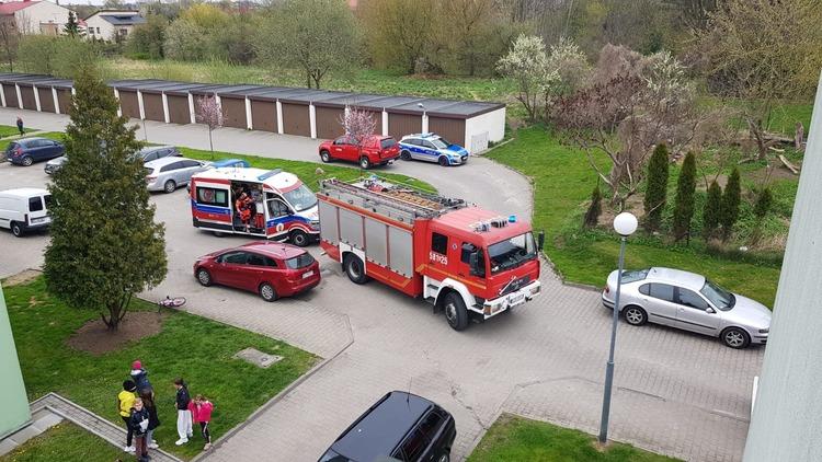 Pożar mieszkania przy ulicy Milenijnej w Zgierzu. Poparzony 26-latek wylądował w szpitalu 1 69576 64cff8b3acb7c8a04d718e69188cd4ad