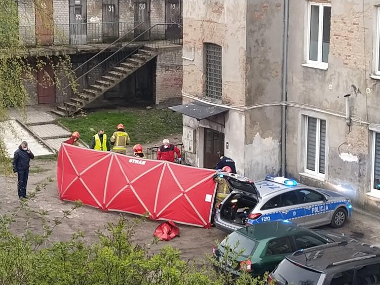 Po ataku nożownika w Brzezinach. Prokuratura wyjaśnia okoliczności zabójstwa, władze miasta ogłosiły żałobę 1 69635 4a7f7361142518da09fb38a8f2b61f0d