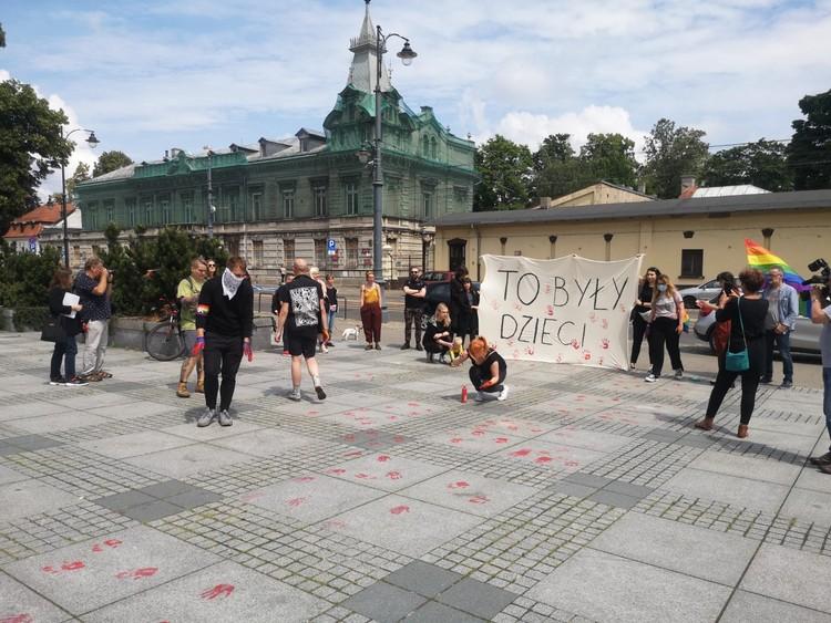 Nagłośnienie ostatnich wydarzeń w Kanadzie. Manifestacja przed łódzką archikatedrą 1 71215 25b14c5e9ed9cd355b6cce7c2dcd8bb2