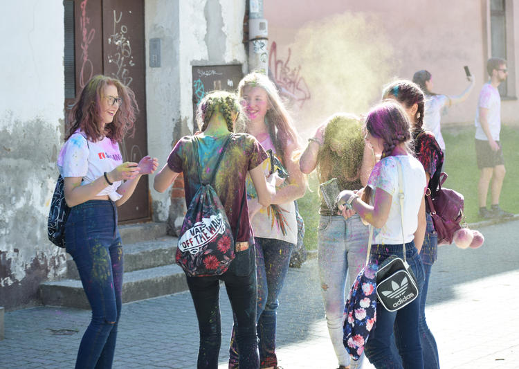 Wieluński festiwal kolorów przedstawiony w ciemnych barwach 1 71477 bb961ea30542c556cf42d8b7c395d6be