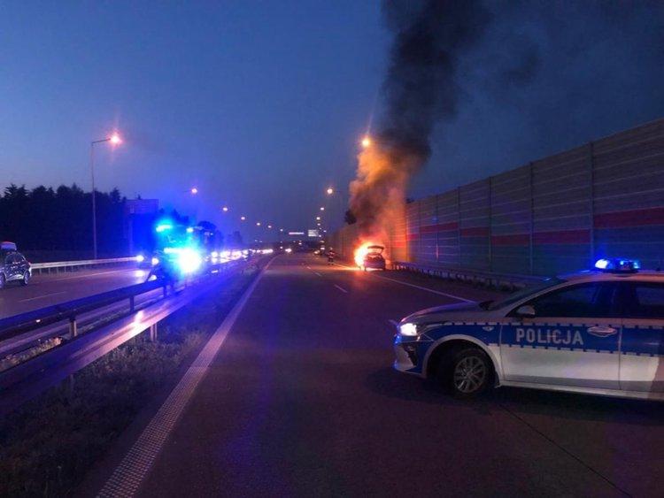 Pożar samochodu na S8. Policjant pomógł rodzinie uciec z płonącego pojazdu 1 71551 8e452dacf9fd69ad4c14066c43cc2496