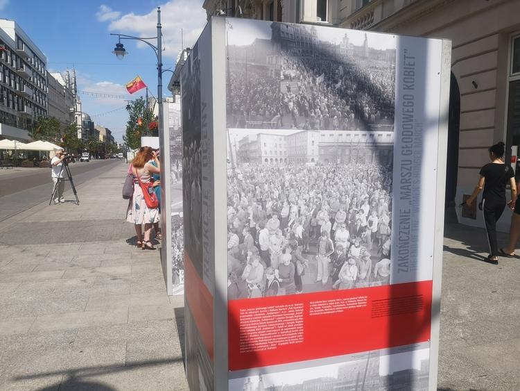 40. rocznica marszu głodowego kobiet. Wystawa pamiątkowych zdjęć na ul. Piotrkowskiej 1 71861 a3cab5ad003b56c35bbdfc697aff5d08