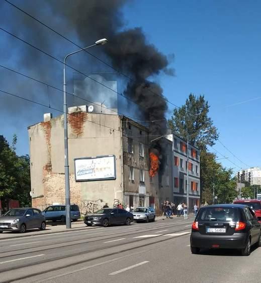 Pożar mieszkania w kamienicy przy ul. Łagiewnickiej w Łodzi. Jedna osoba ranna 1 72662 99fd3731944d7cf792e4964b06724829