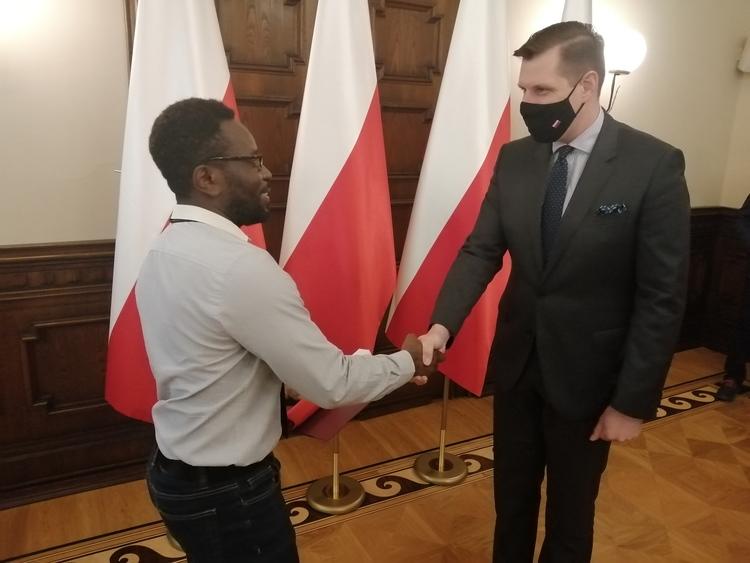 Wojewoda Łódzki wręczył ośmiu osobom akt nadania polskiego obywatelstwa 2 73328 bee304cfe655d6496dc3df8f85706521