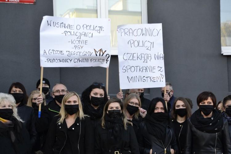 Manifestacje pracowników cywilnych policji. Domagają się m.in. podwyżek 1 73549 f3b0bcaf339a13a8c770ef24ba47a6db