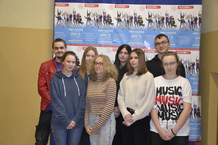 W Kutnie stawiają na młodzież - to oni mają przekonać kolegów do szczepień 1 73890 68ff4801c118cac5f4c4090d7d27d696
