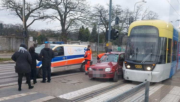 Zderzenie osobówki z tramwajem na Bałutach w Łodzi 1 74684 b0bb6c27c488162795f5a4c7a9b335a0