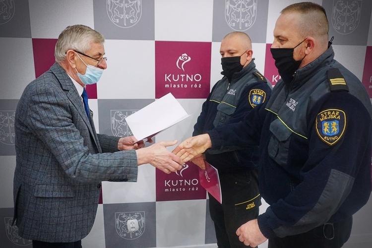 Strażnicy miejscy z Kutna nagrodzeni za uratowanie życia 1 74696 5bffa24fd21a068189686a4aa4e29655